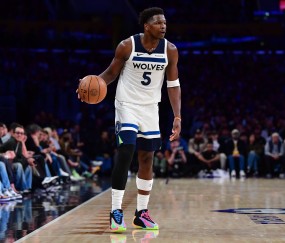 体育新闻-场均29.7分5.1板！明天森林狼战雷霆 爱德华兹因右膝酸痛出战成疑