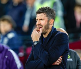 体育平台-曼晚：卡里克转正几无悬念；曼联不会再让任何主帅独断球员转会权